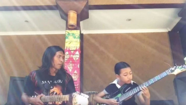 Father Teaches Daughter To Play “Hotel California”, But He Wasn’t Ready For What He Saw Next… | I Love Classic Rock Videos