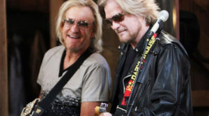 Joe Walsh & Daryl Hall Once Played “Life’s Been Good” And Even Their Own Bandmates Were In Awe