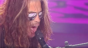 Steven Tyler Halts Concert To Pay Sobering “Dream On” Tribute To Late Legend Chris Cornell