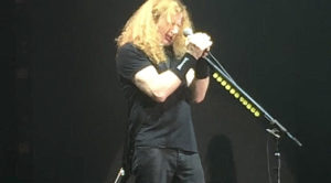 A Heartbroken Dave Mustaine Halts Show To Pay Tribute To Chris Cornell With Live “Outshined” Cover