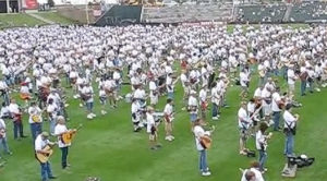 1,683 Guitarists Play “Smoke On The Water” Simultaneously