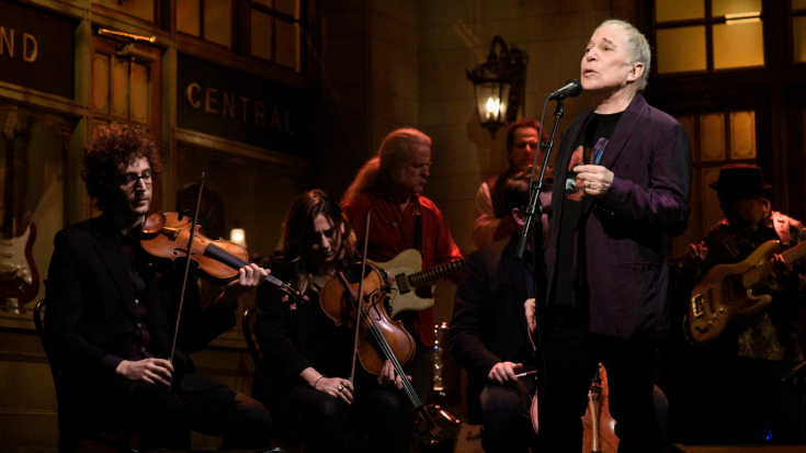 Paul Simon Leaves Crowd Speechless As He Sings "Bridge ...