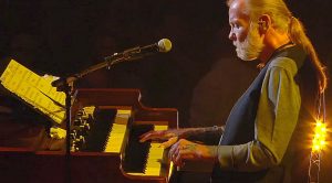 Gregg Allman Brings “Tuesday’s Gone” To Center Stage In Stirring Tribute To Lynyrd Skynyrd
