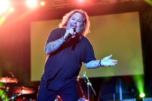 Vince Neil Returns To Play First Show After Breaking His Ribs