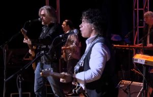 Hall And Oates Announce Summer Tour With Squeeze