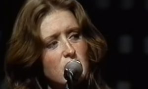 Listen To 21 Year-Old Bonnie Raitt Cover “Woodstock” By Joni Mitchell