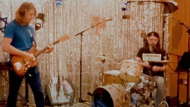 Dave Grohl Teams Up With Greg Kurstin Cover Ramones’ “Blitzkrieg Bop” | I Love Classic Rock Videos