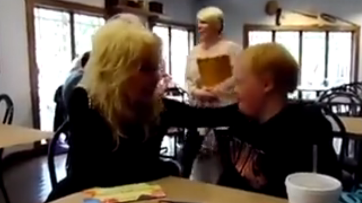 Dolly Parton Invites Young Fan With Down Syndrome To Duet “Islands in the Stream” | I Love Classic Rock Videos