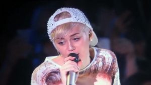 Fans Impressed In Miley Cyrus’ Cover Of “Landslide” Of Fleetwood Mac