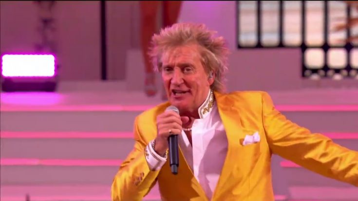 Rod Stewart Little Rusty In Platinum Party Show But Crowd Still Goes Crazy | I Love Classic Rock Videos