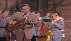 We’re Mesmerized At How Chet Atkins Play “Mr. Sandman” In 1954