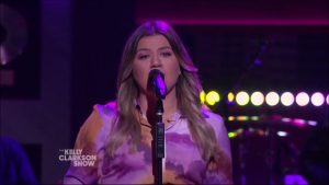 Watch Kelly Clarkson Cover “I Won’t Back Down” by Tom Petty