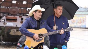 Country Star Brad Paisley Sings “Country Roads” In Kyiv, Ukraine