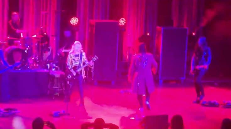 Nancy Wilson Suprises Crowd And Performs With Ann Wilson | I Love Classic Rock Videos