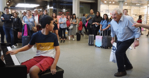 12-Year-Old Kid Performs Full Piano Cover Of “Bohemian Rhapsody” Bystanders In Awe