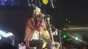 Steven Tyler Struggles Singing On His Comeback Performance