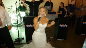 Bride Sings “Don’t Stop Believin’” At Her Own Wedding—She’s Definitely Brave