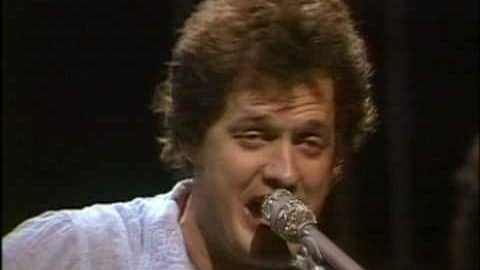 Harry Chapin Singin and performing in his concert.