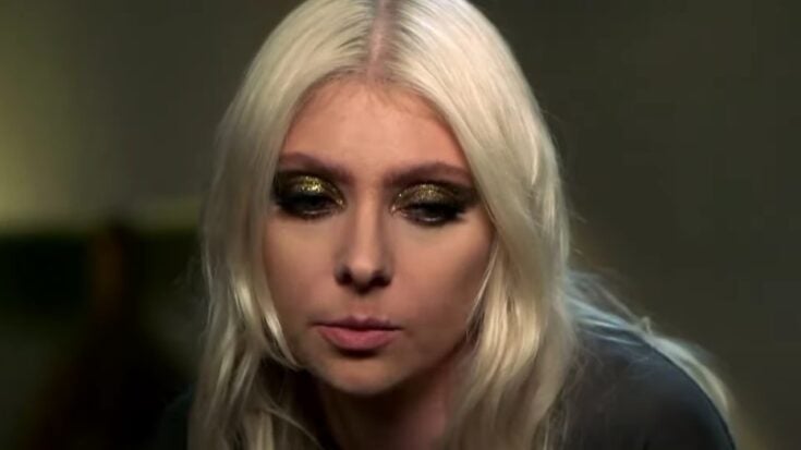 Close-up of Taylor Momsen with platinum blonde hair and dramatic makeup.