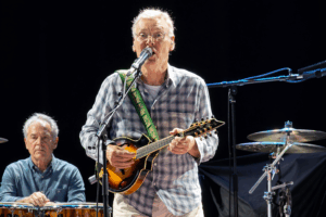 Steve Winwood Honors Dave Mason in Emotional Tribute